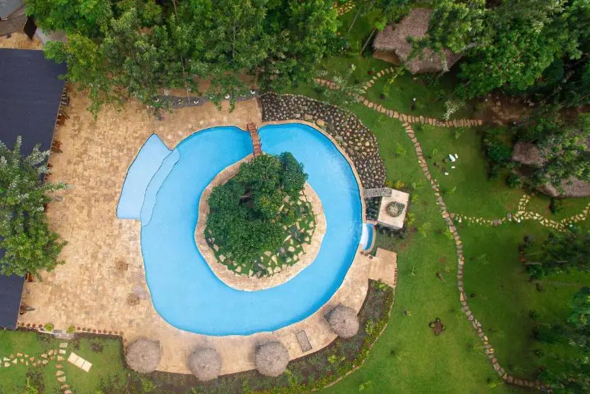 Mtone River Lodge in Arusha, Tanzania met LAZY LION SAFARIS