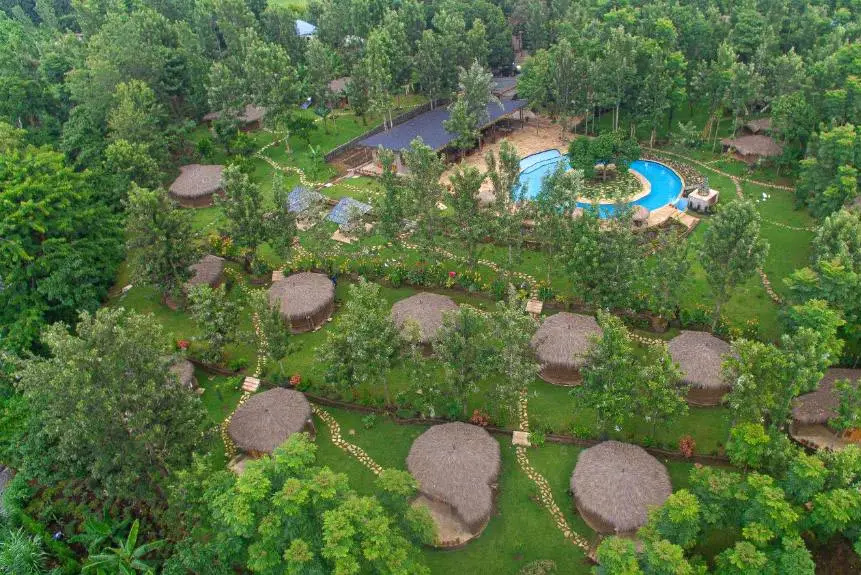 Mtone River Lodge in Arusha, Tanzania met LAZY LION SAFARIS