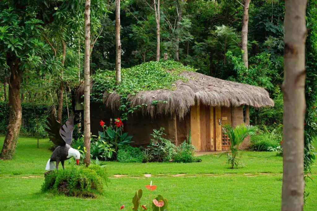 Mtone River Lodge in Arusha, Tanzania met LAZY LION SAFARIS