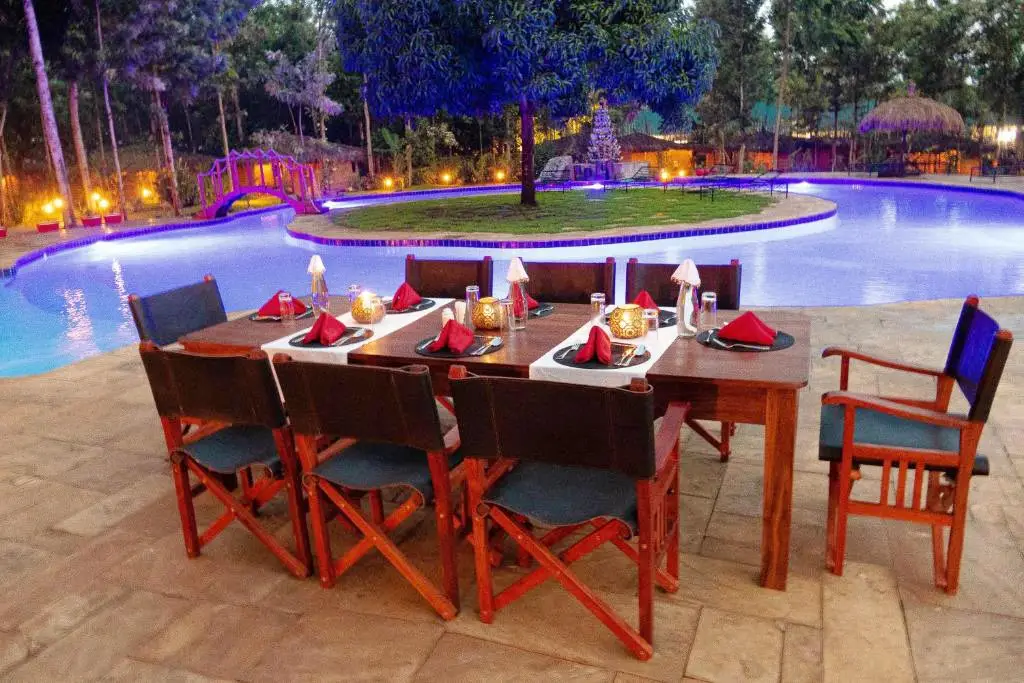 Mtone River Lodge in Arusha, Tanzania met LAZY LION SAFARIS