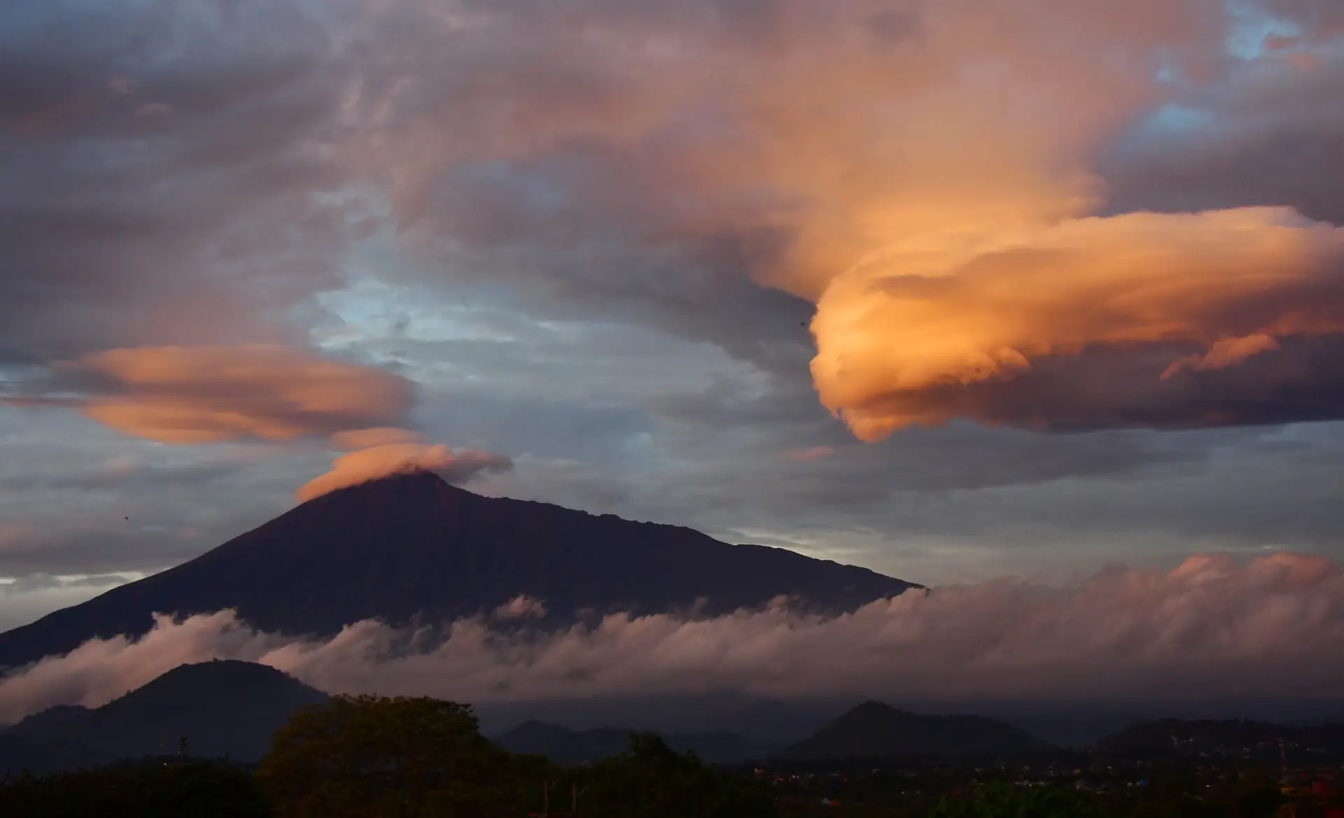 Mount Meru in Tanzania met LAZY LION SAFARIS