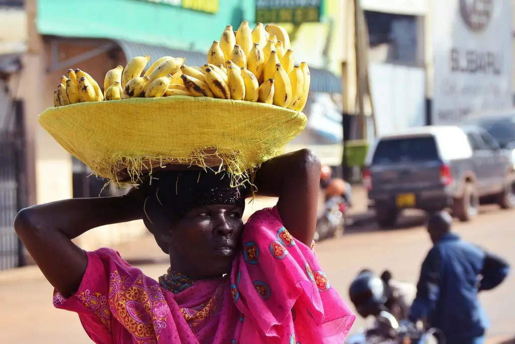 Verkoopster van bananen in Oost-Afrika