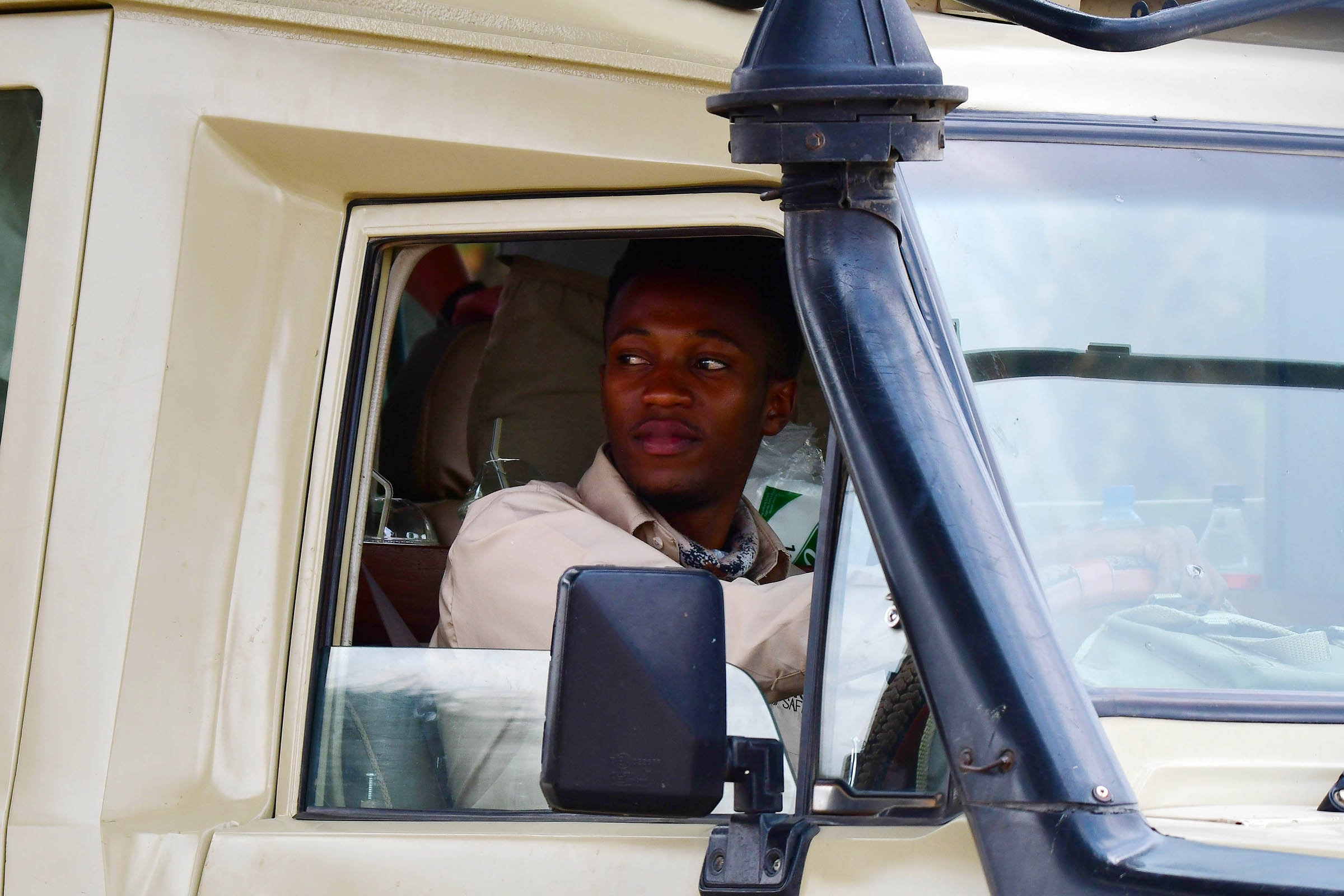 Driver guide Jimmy met LAZY LION SAFARIS