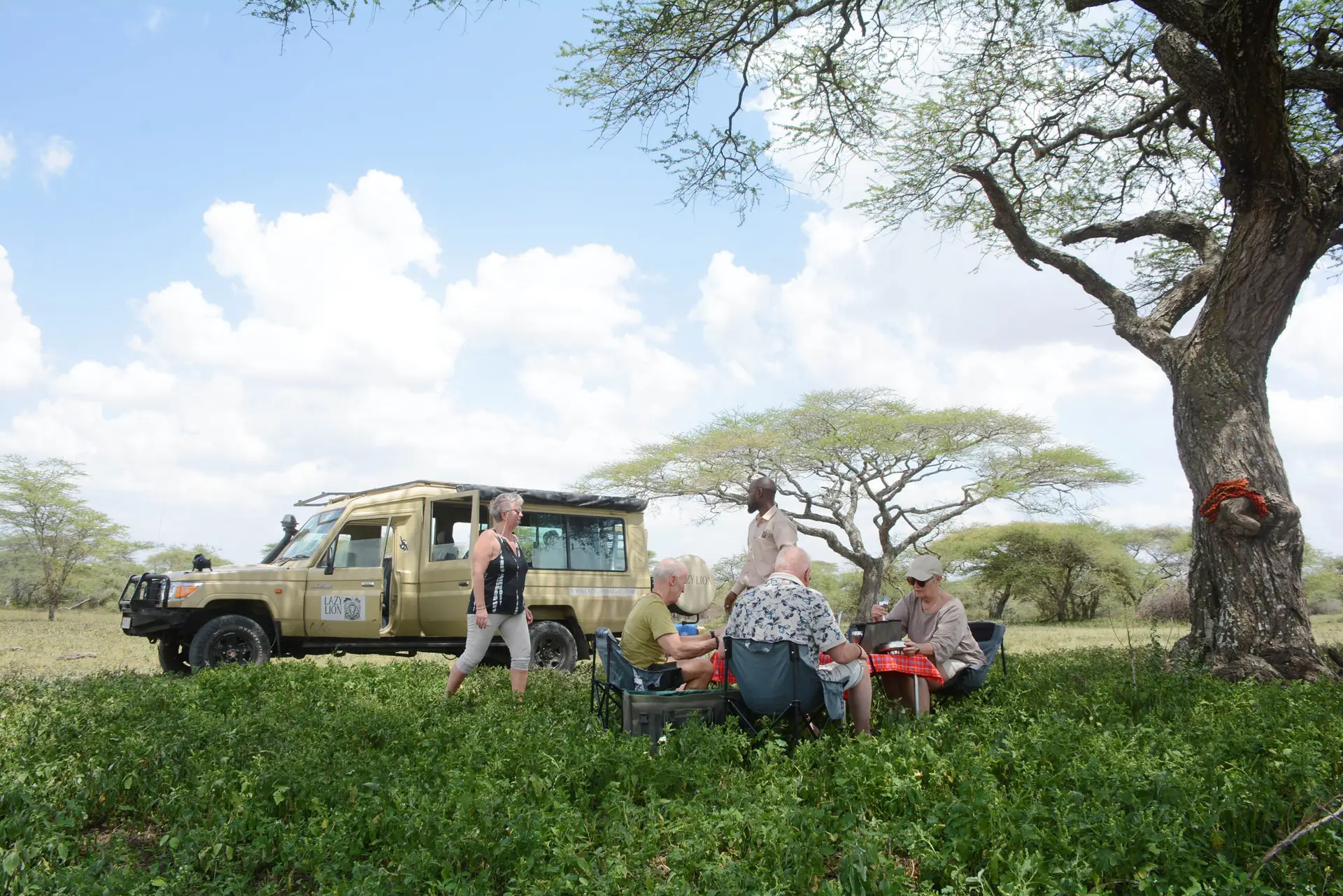 unieke picknick lunch tijdens safari in Ndutu, Tanzania met LAZY LION SAFARIS